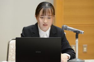 抱負を語る現役留学生のコさん