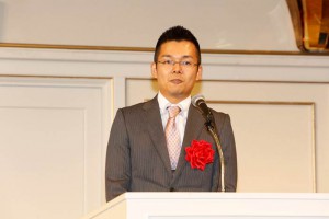 受賞スピーチをする井階講師