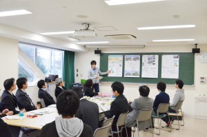 「公共交通」のグループで、まちづくりのアイデアを提案する学生