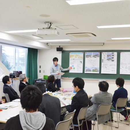 「公共交通」のグループで、まちづくりのアイデアを提案する学生