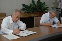 協定書に署名する児嶋学長と祖田福井県立大学長