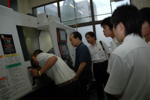 工作機械を実際にさわってみる