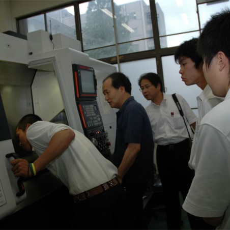 工作機械を実際にさわってみる