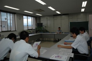 遠赤外領域開発研究センターの説明を受ける生徒