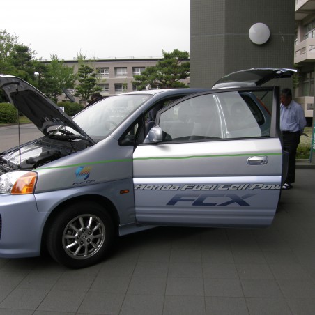 アカデミーホール前に展示された燃料電池自動車