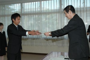 福田学長から内定通知書を受ける採用内定者