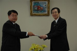 財団法人保堂会教育福祉財団　村田治夫氏から目録を受けとる福田学長
