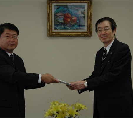 財団法人保堂会教育福祉財団　村田治夫氏から目録を受けとる福田学長