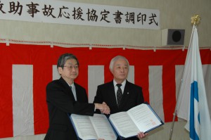 調印後握手を交わす松本永平寺町長と上田病院長