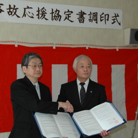 調印後握手を交わす松本永平寺町長と上田病院長