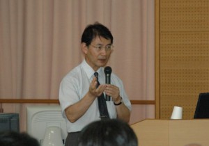 講演する大中逸雄氏（大阪大学名誉教授）