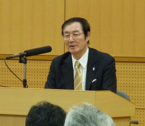 質問に答える福田学長