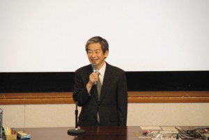 あいさつする上田医学部長