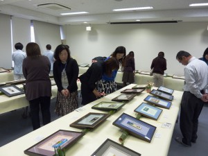 展示作品を眺める来場者たち