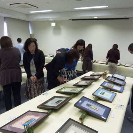 展示作品を眺める来場者たち