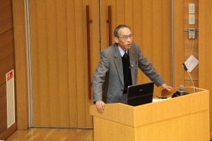 講演する服部名誉教授