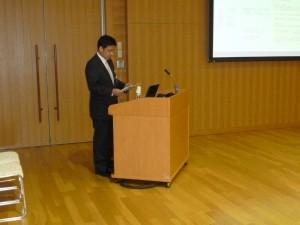 講演する青山室長