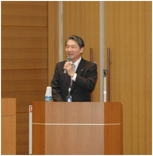 講演する蜂谷氏