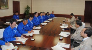 佐藤知事と面談する福井大学調査団