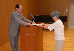 修了証書を授与する林共通教育センター長