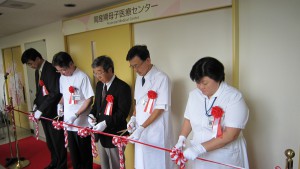 関係者によるテープカット