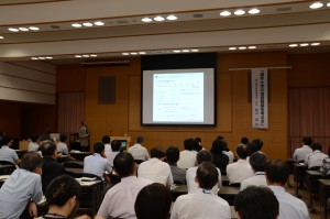 講演を聴講する教職員