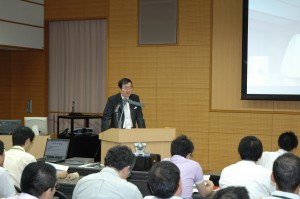説明する福田学長