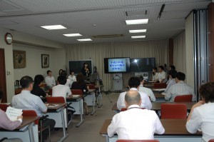 新規採用職員による研修報告会の様子