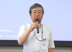 冒頭であいさつする眞弓副本部長