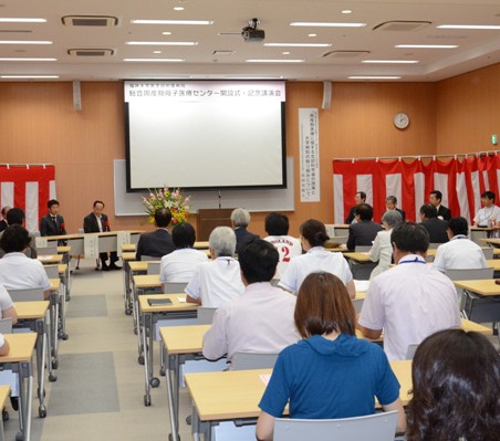 国・県の代表者や多くの医療関係者が出席した開設式の様子
