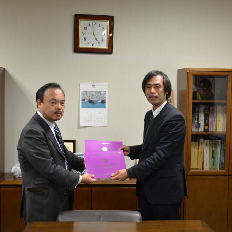 協定書を交わすタイ・タマサート大学 桑野淳一教授（左）と産学官連携本部 米沢晋本部長