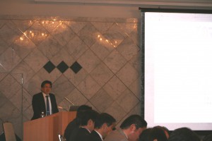 講演する文部科学省大臣官房人事課戸松幹孝調査官