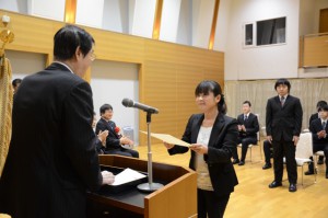 福田優学長から修了認定証を受け取る受講生