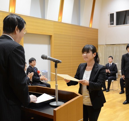 福田優学長から修了認定証を受け取る受講生
