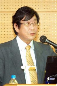 新型コロナウイルス感染対策について講演する同感染制御部の岩﨑博道教授