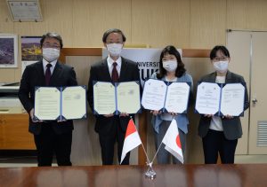 署名後の記念撮影（写真左から） 国際交流委員会委員長の定　清直教授、内木宏延医学部長 長谷川智子看護学科長、国際担当副部門長の長谷川美香教授