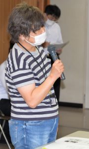 意見交換する大学院生の紫宇代さん