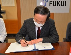 署名する内木医学部長