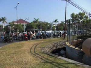 街中は、バイクの交通量がとても多いです。