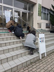 SGS学生と職員の作業の様子