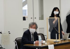 室崎教授（左）と挨拶する酒井教授（写真右）