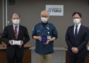 受賞した木村准教授（写真中央）