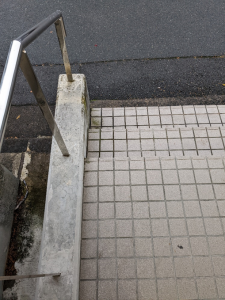 学生支援センター外階段の様子（施工前）