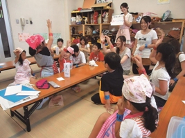 女子学生が中心となり、子どもたちに向けワークショップを実施