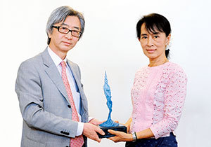 ミャンマーでアウンサンスーチーさんと
