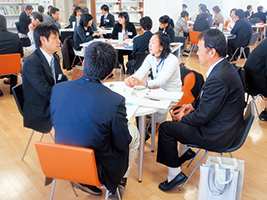 教職大学院では、様々な学校の先生と実践について語り合い、方向を探っていきます