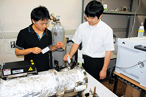 学生と実験中