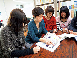 学校現場での教育実践や海外の事例について意見交換するゼミ