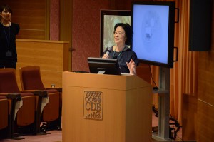 質問に答える万代道子副プロジェクトリーダー