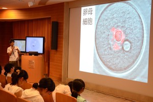 高校生らに講義する北島智也チームリーダー